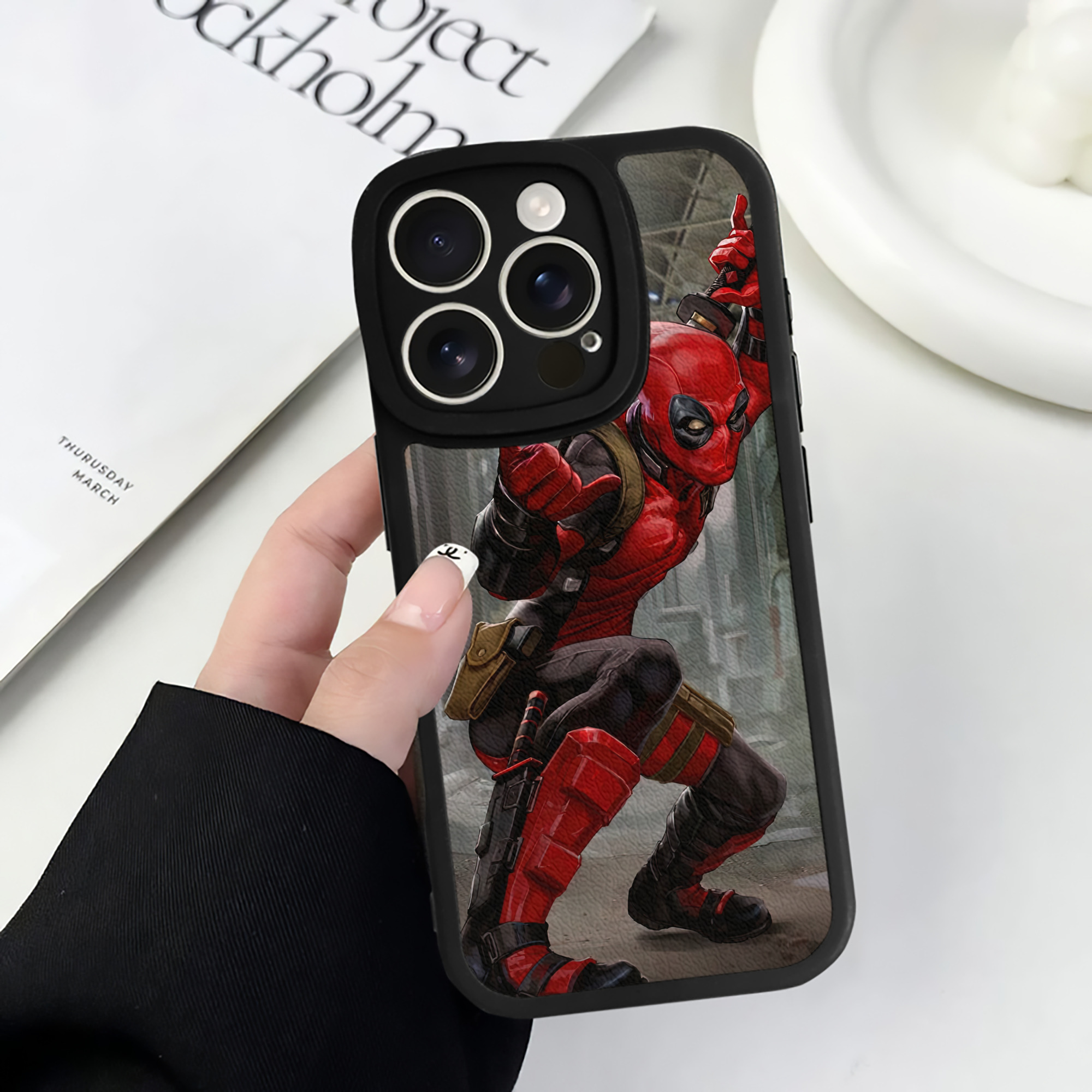 （画像用） Deadpool デッドプール 【iPhone 16シリーズ対応】シリコンスマホケース（レザー調） 材質：シリコン